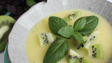 Soupe fraîche de melon et kiwi, parfum de basilic