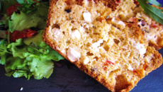 Cake feta, tomates séchées et olives