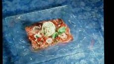 Sur un carpaccio de thon frais, la salade de riz de Camargue à la menthe fraîche