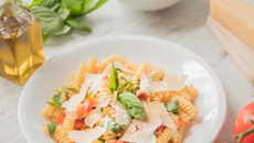 Fusilli aux fèves, bacon et parmesan