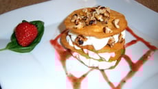 Mille-feuilles de roquefort et noix, coulis fraise basilic