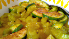 Courgette crue version curry vert