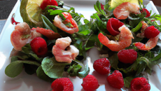 Coupes de salade crevettes et framboises