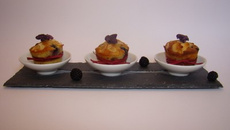 Petits moelleux aux mûres, écorces de citron confit, et sirop de violette