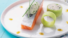 Saumon d'acosse en marinade, fromage à la crème ciboulette, pomme verte, fruit de la passion et concombre