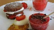Sablés au chocolat à la fraise façon mille feuille, granité de fraises, tuile fraise orange au grué de cacao et sucette à la fraise