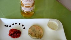 Chutney de fraise et crème d'ail en accompagnement de foie gras