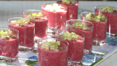 Gaspacho de betteraves rouges, amandes et yaourt de chèvre