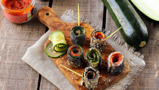 Makis de courgette et radis noir, olivade et délice de tomate séchée.