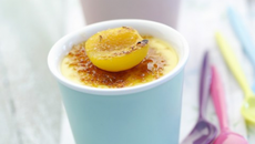 Petits pots de crème brûlée aux abricots confits