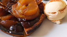Tarte tatin de pêches rôties et son sorbet au chocolat au lait