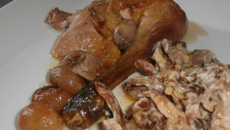 Pintade au foie gras et aux raisins, macis et pleurotes