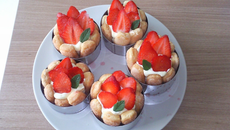 Charlotte aux fraises décorées de feuilles de menthe