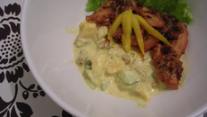 Poulet caramélisé au peanut butter et au basilic, petite salsa de mangue