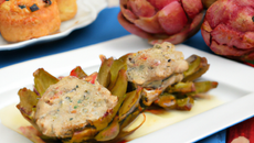 Grenadins de porc au Roquefort sur fonds d'artichauts