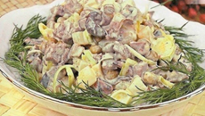 Salade de bœuf avec des champignons