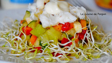 Salade de concombre, melon, poivron, mozzarella et crabe