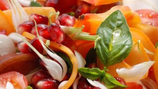 Salade parfumée de tomates et de fruits