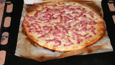 Pizza blanche aux lardons