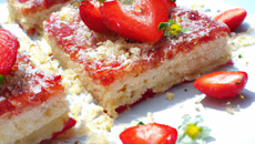Carrés aux fraises fraîches et flocons d'avoine
