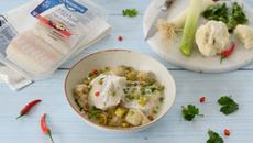 Morue pochée au lait de coco, curry de légumes