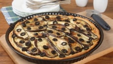 Tarte aux aubergines, féta et olives noires