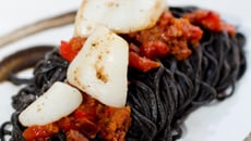 Linguine à l'encre de seiche, calamars et chorizo