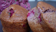 Muffins aux biscuits roses de Reims, lychees, framboises & Champagne Rosé