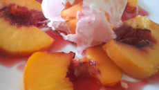 Pêches flambées et glace vanille