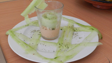Verrines mousse de jambon et lamelles de concombre