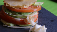 Mille-feuilles estival avocat-surimi chapeauté d'un biscuit au parmesan fourré à la mayonnaise-petit suisse