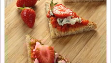 Toasts poivron confit, fraise et Roquefort