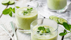 Gaspacho de concombre au yaourt grec et à la menthe