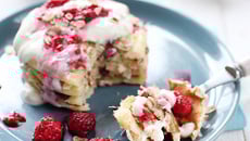 Pancakes au Muesli Bio de Jordans, coulis ricotta & miel et framboises écrasées