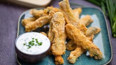 Courgettes panées au four, sauce yaourt et ciboulette