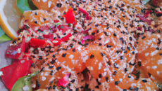 Salade sucrée-salée aux graines de sésame