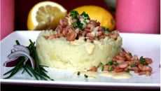 Pommes de terre aux crevettes grises, sauce hollandaise