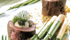 Filet d'agneau en croûte d'herbes et religieuse tiède aux asperges