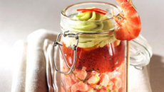 Bocal de tartare de saumon à la tomate confite et purée d'avocat pimenté