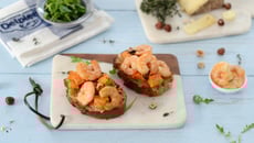 Tartine gratinée à la patate douce, tomme, roquette et crevettes