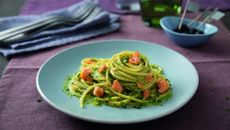 Spaghetti au pesto genovese et au saumon