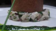 Tartare de noix Saint-Jacques de Normandie, croustillant de pomme acidulée aux graines germées, jus de cresson sauvage
