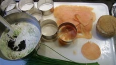 Tartare de saumon avec son taboulé maison et sa quenelle avocat pomme