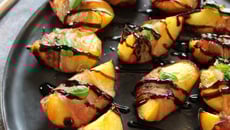 Pêches rôties au lard