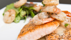 Saumon en papillote et crevettes sur lit de jeunes pousses