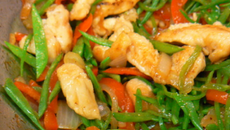 Wok de poulet sauté au saké et noix de cajou