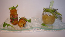 Petits croustillants de bray aux graines de lin, Chutney pomme granny oignon, quelques feuilles de roquette