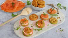 Mini-focaccia au fromage fouetté et saumon fumé