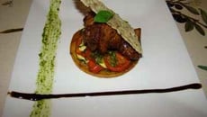 Souris d'agneau confite à la provençale, sur une tarte fine de légumes au pistou