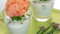Verrine de mousse de concombre au Chavroux et chips de bacon